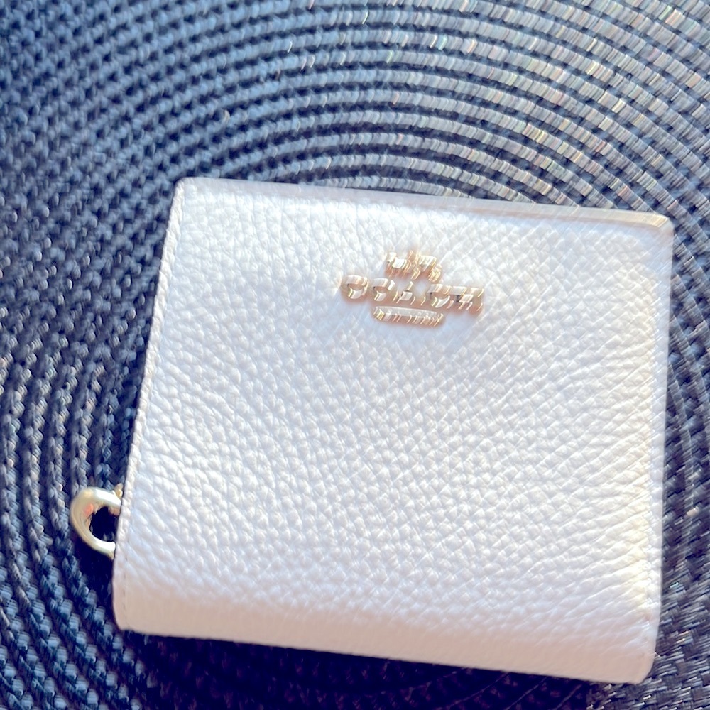 I am selling a new coach wallet.